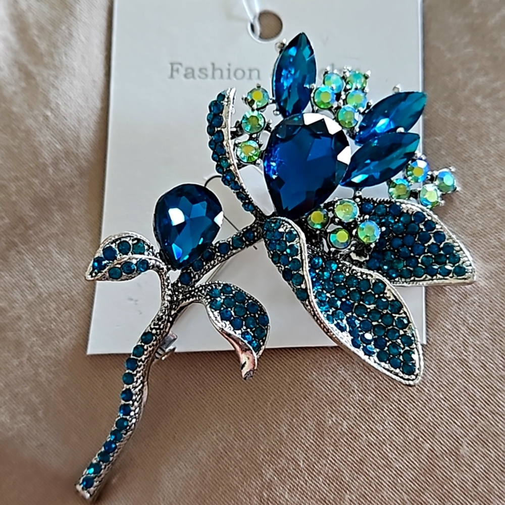 Beautiful rhinestones flower brooch 🪻